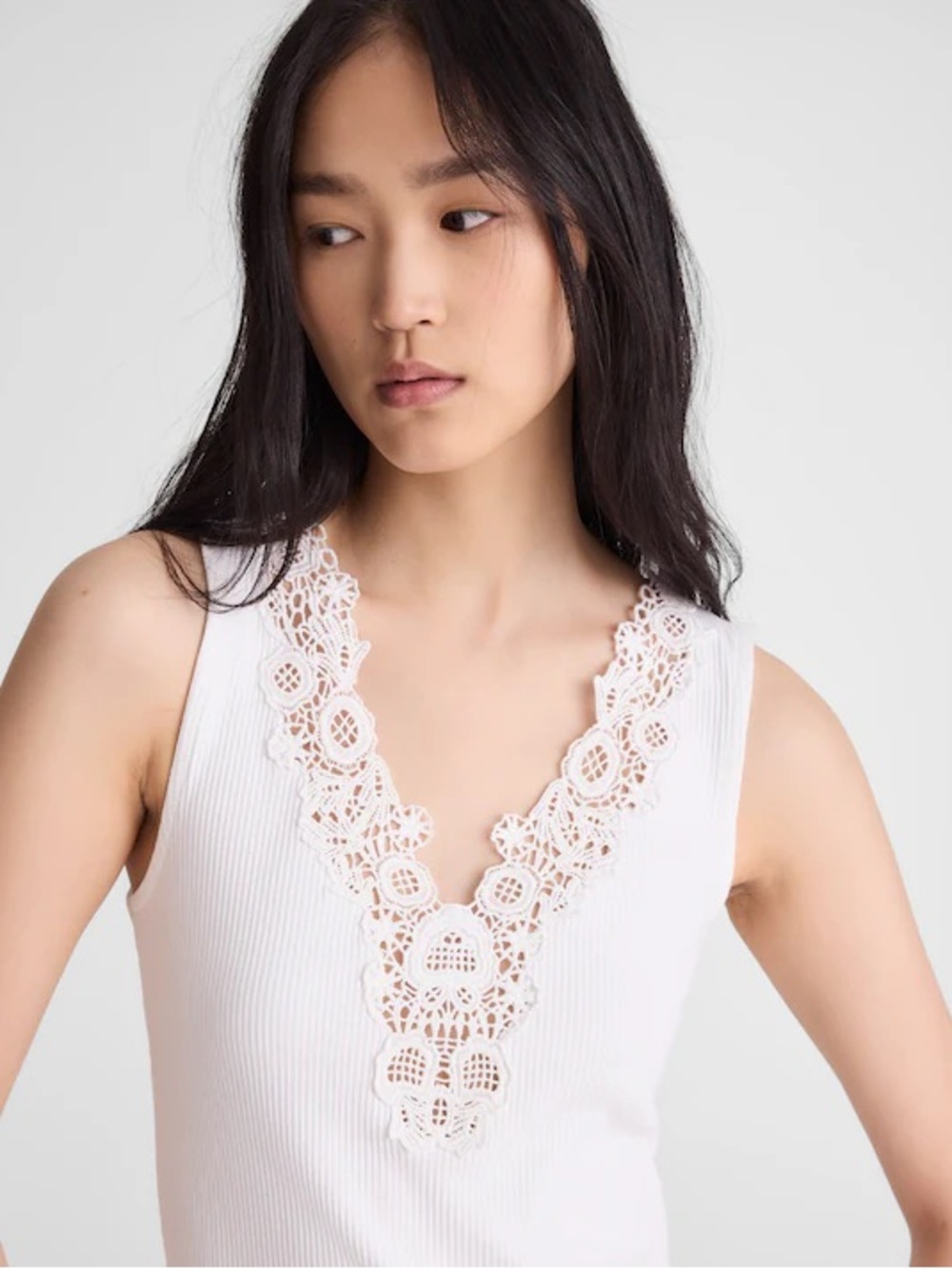 Lace trim v neck tank NWT
